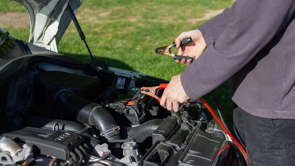 GOOLOO jump starter device